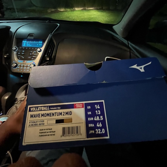 Brand new mizuno volleyball shoes - Picture 7 of 7
